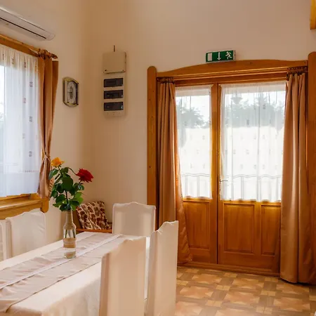 Rozsa-domb Vendeghaz Gasthuis 4*